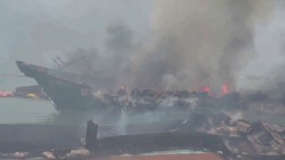 פגיעת טילים בליסטיים החות'ים בנמל מוחה בדרום מערב תימן נהרגו לפחות 6 והטביעו כמה כלי שיט.