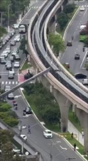 בברזיל, רכבת התנגשה במנוף שנפל על הפסים: "בסאו פאולו התנגשה רכבת מונורייל במנוף בנייה, שקרס על גשר עילי. לא…