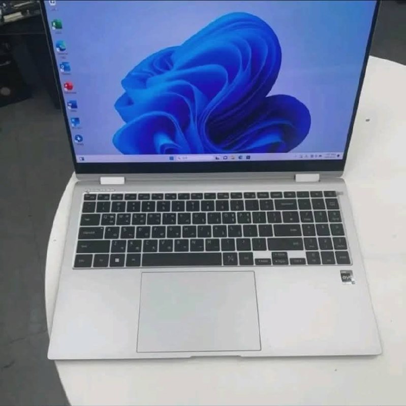 Samsung Galaxy Book 2 Pro 360 ноутбук и планшет, i7 Gen 12, 16 GB RAM, 512 M2 SSD, сенсорный Amoled  — фото 1