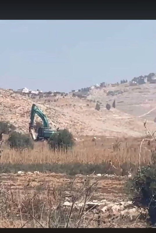 זה היום הרביעי...הכיבוש ממשיך להדביק דחפור ליד בתים פלסטינים בכפר נעלין, ממערב לרמאללה, במסגרת פרויקט התנחל…