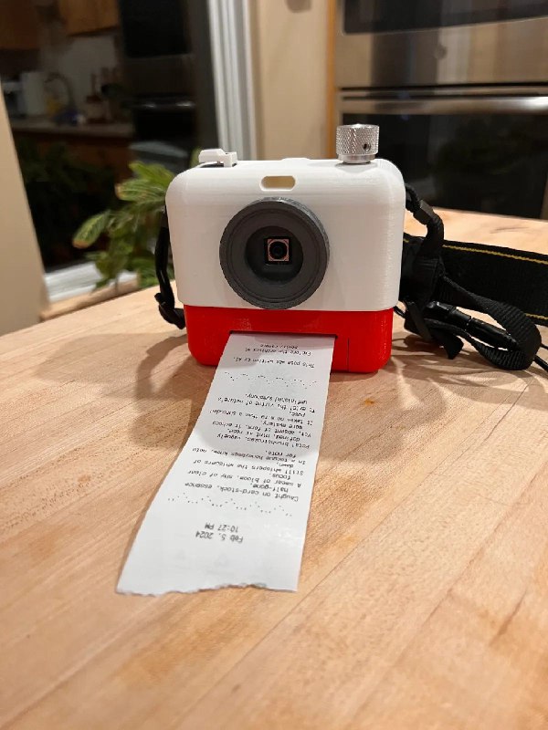 今天候机的时候看到一款很特别的“AI 硬件”产品，给我留下了深刻印象