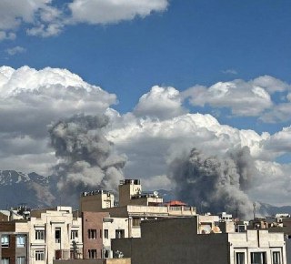 ЦАХАЛ атаковал штаб-квартиру полиции Ирана и здание госТВ в центральном районе Тегерана. В нескольких районах столицы ИРИ полыхают пожары. Момент и последствия прилёта — смотрите в нашем MAX.