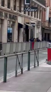 אדם שצעק "אללה אכבר" דקר אתמול שניים מתוך שלושה שוטרים עירוניים אותם תקף בטולוז שבצרפת. כשהוא נושא שלוש סכי…