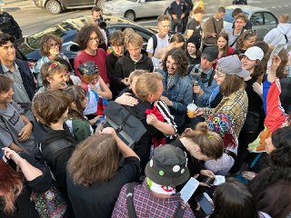 ⚡️ Троих задержанных за нахождение у Верховного суда в день снятия «Яблока» с выборов арестовали спустя неделю на 10-15 суток, вменив им участие в несанкционированном митингеОколо 90 сторонников партии «Яблоко», среди которых было немало и несовершеннолетн