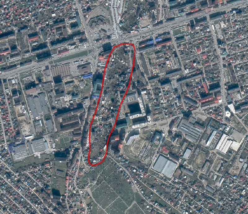 В этом месте находился (и сейчас находится) природный ров. Старожилы должны помнить. Заболоченный ров где ничего не строили и через который была только фото