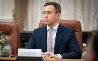 Сергей Корецкий назначен новым премьером УкраиныВ 2022 году Корецкий возглавил «Укрнафту». В апреле 2025 года стал главой правления группы «Нафтогаз».Выступая перед депутатами до начала голосования, Корецкий заявил, что хочет, чтобы кабинет министров под е