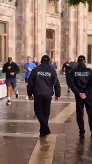 Собаки поучаствовали в утренней пробежке Макрона в Ереване, кадры распространяются в соцсетях.Макрон прибыл в Армению на саммит Европейского политического сообщества, затем начнется его государственный визит.Во время зарубежных поездок президент Франции ча