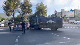 יום ה-1000 ל-7 באוקטובר: שוטרים פינו מיצג ארון קבורה ממחאה בכנסת