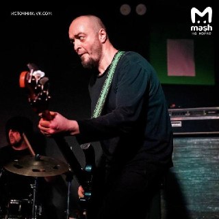Найденный с отрубленной рукой мужчина на Мичманской оказался бас-гитаристом питерской группы "Кукрыниксы". По одной из версий, он сам отрубил себе руку, пошёл к воде — а далее решил покончить с собой. Около берега обнаружены одежда и обувь. Прокуратура Вас