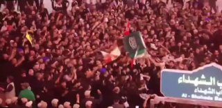 🎦 גופתו של מנהיג המהפכה שנהרג הגיעה למקדשו של אבולפזל אל-עבאס עליו השלום, מנפגעי מקדש האימאם חוסיין.