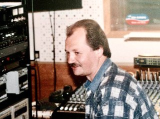 Умер сооснователь «Эха Москвы», звукорежиссер Сергей ИгнатовОб этом сообщил экс-главред радиостанции Алексей Венедиктов. По словам бывшего коллеги Игнатова Антона Ореха, тот последние три года боролся с онкологией.«Боролся не просто мужественно, а героичес