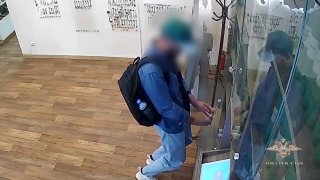 Турист из Нижнего Новгорода украл ложку Венедикта Ерофеева из музея писателя в городе Петушки Владимирской области.«Во время посещения музея он незаметно вынес экспонат. После задержания злоумышленник попытался оправдаться тем, что Ерофеев — его любимый пи