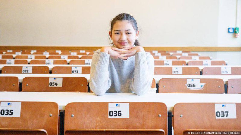 12-летняя девочка поступила в университет. Возможно, это самая юная выпускница школы в Германии В школьные годы Лина Хайдер перескочила из первого класса сразу в пятый, а затем - в восьмой. Ее школьное обучение длилось 6 лет из 12. Аттестат о среднем образ