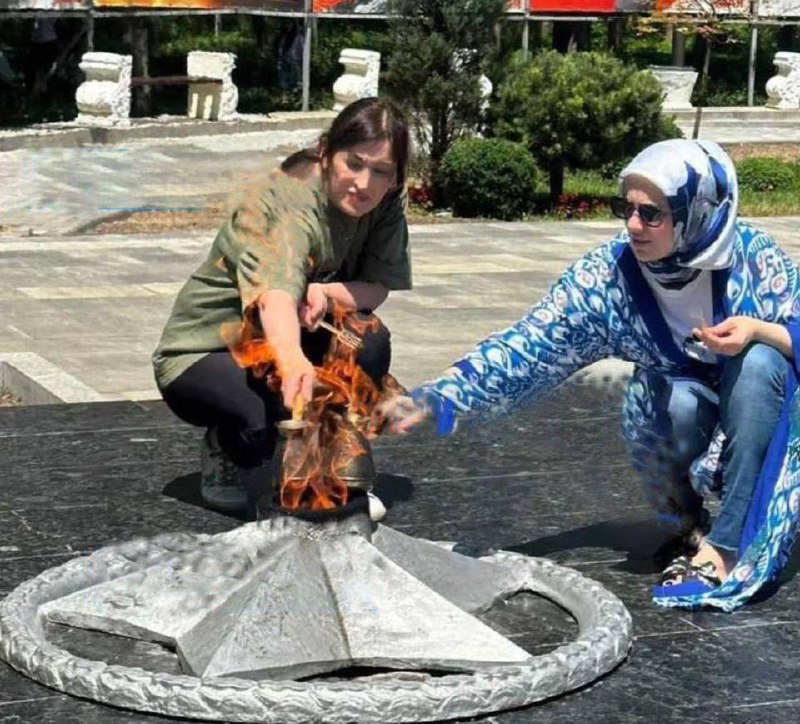 Девушкам, сварившим кофе на вечном огне в центральном парке Махачкалы, назначили штраф по 2 млн рублей каждой. фото