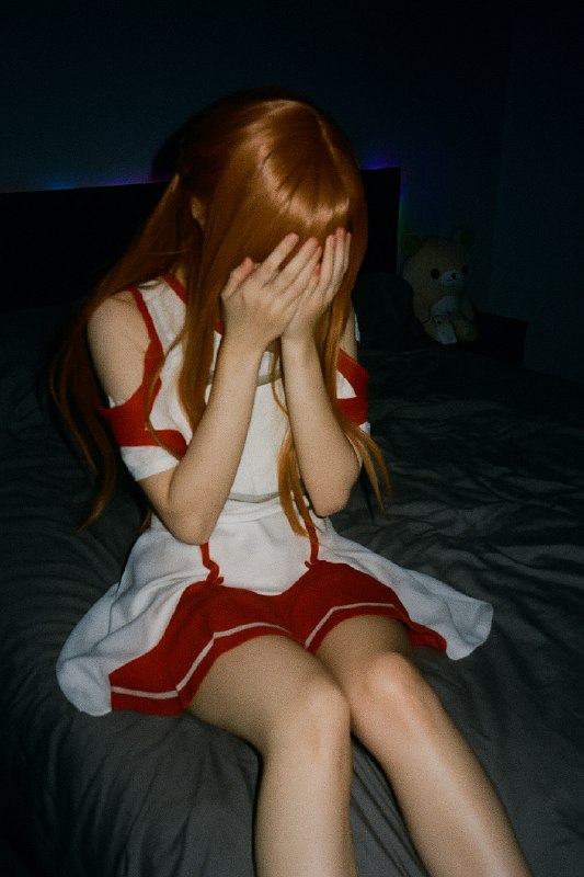 把一版旧提示词又改了改，发现可以生成Coser的捂脸床照……[名字]来自[作品]，躺在床上，膝盖弯曲，遮住了脸
