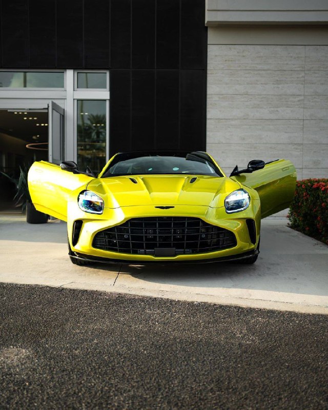 Aston Martin Vantage 1