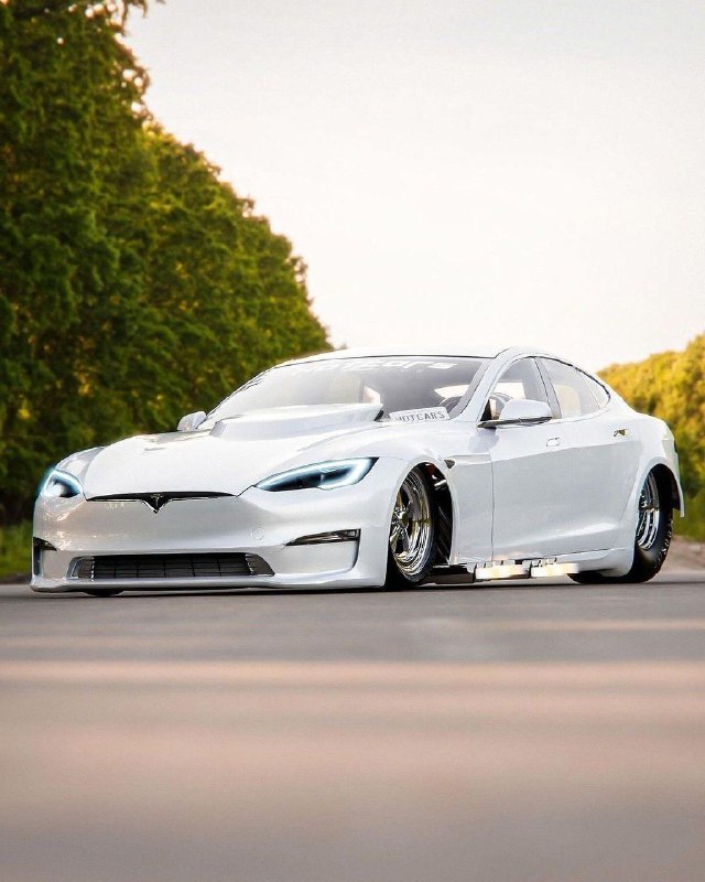 Tesla Model S с двумя моторами Hellcat 👀