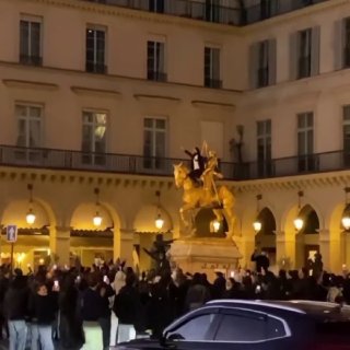 🇫🇷 Rioters climbed the statue of Saint Jean d'Arc in Paris, desecrating the Christian landmark.
