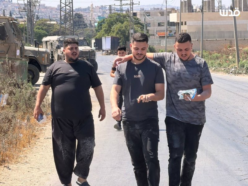 לאחר עינויים, תקיפה, סימון וחקירה בשטח... הכיבוש משחרר מספר צעירים לאחר שעצר אותם מבתיהם במחנה עסכר, מזרחית…