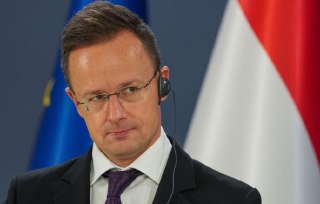 Экс-главу МИД Венгрии Сийярто заподозрили во взятках из-за перехода на работу в BYD. Ему грозит до трех лет лишения свободы Главное управление полиции Будапешта будет расследовать дело бывшего министра иностранных дел Венгрии Петера Сийярто по подозрению в