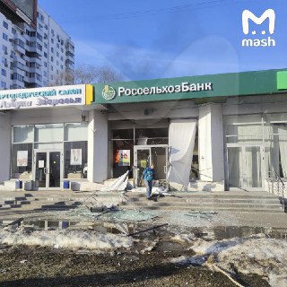 Пострадавший в результате взрыва в отделении банка на северо-востоке Москвы — сам подрывник. Это несовершеннолетний парень.По данным Mash, у него ожоги рук 1-й и 2-й степени.❗️ Не грузятся фото и видео? Читайте нас в MAX.