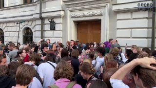 Сторонники «Яблока» кричат «Позор!» после оглашения решения судаКак пишет «Слово защите», один из полицейских сообщил собравшимся, что у них есть «2-3 минуты», чтобы «разойтись по клубам, дискотекам, барам».В общей сумме заседание по иску «Родины» против «