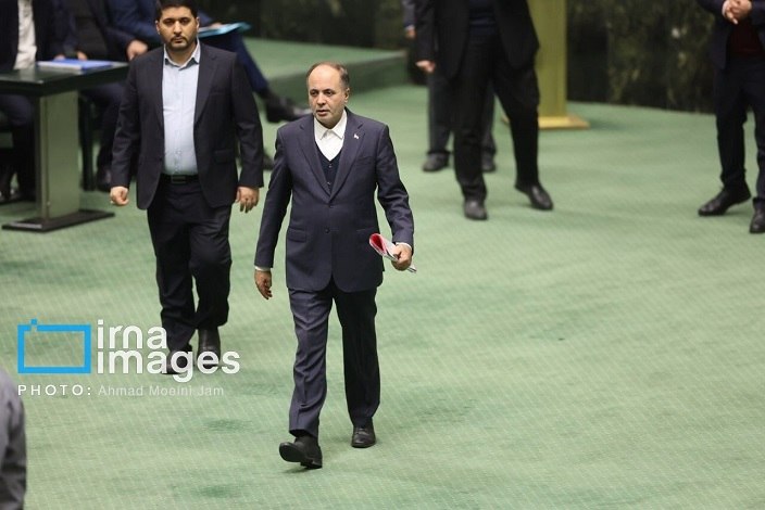 حکیم مهر: نمایندگان از پاسخ وزیر جهاد کشاورزی درباره شماره‌گذاری دام‌ها، مدیریت بازار در حوزه دام و همچنین مبارزه با قاچاق دام، قا