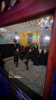 עולי רגל אבלים פוקדים את קבר מנהיג המהפכה שנהרג