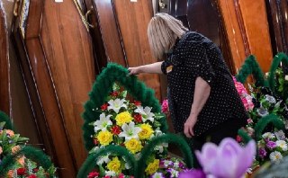 В России начали задерживать за съемку могил военных. Журналисты предупредили о риске дел о госизмене«Медиазона»* предупредила в соцсетях о случаях, когда мошенники предлагают россиянам деньги за фотографии могил военных. По словам редактора издания Дмитрия