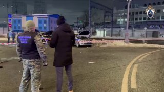 В Москве произошел взрыв в автомобиле ДПС в районе Савеловского вокзала. Один сотрудник ДПС погиб и один пострадал.   По данным МВД, инцидент произошёл в районе 12 ночи на площади Савёловского вокзала — к сотрудникам Госавтоинспекции, находившимся в служеб