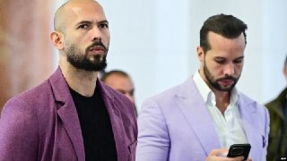 В США задержаны братья-женоненавистники Эндрю и Тристан Тейт, сообщила Королевская прокуратура Великобритании. Лондон хочет добиться их экстрадиции.Эндрю Тейту (слева на фото) предъявлено 42 пункта обвинений:• 19 — о непристойных изображениях ребенка и экс