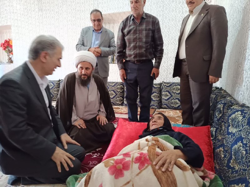 آذرباخیش: مسئولان خوی پای روایتهای ایثار نشستندجمعی از مسئولین با حضور در منازل مادر شهید، جانباز و آزاده سرافراز، از صبر و فداکا