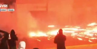 אחד הרגעים הבהירים ביותר של ההפגנות באלבניה: מפגין ירה לעבר שוטרים מיוחדים עם "מיני-גון" תוצרת בית לזיקוקים…