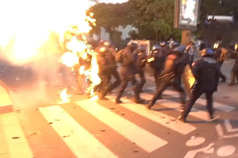 פריז: מכשירי תבערה שהושלכו לעבר המשטרה בתום ההפגנה, שוטרים עולים באש
