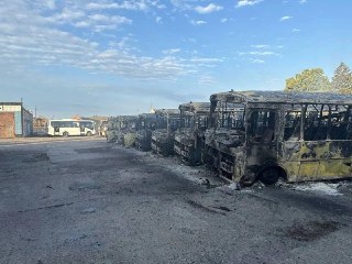 Украина нанесла удар по гражданскому автопарку в Херсонской области — уничтожены 14 школьных автобусов. На которых детей из удалённых частей региона возили в учебные заведения.По словам главы Херсонской области Владимира Сальдо, атака была направлена на об