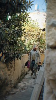 בין האבנים הנושאות את זכר אבותינו, ממשיך אסים א-שער במקצוע שירש מאביו, שיקום בתי כפרו טל ושימור סיפוריו לדו…