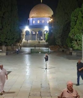 חלק מהמתפללים מגיעים לקיים את תפילת השחר במסגד אל-אקצא המבורך