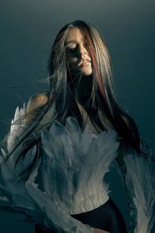 Это не первый раз, когда я обращаюсь к природе за вдохновением. Вспоминаю нашу совместную творческую съемку «Анималистика» с учениками курса. Для каждого образа мы выбирали одно животное, которое становилось источником вдохновения. Мы тщательно переносили его характерные особенности в наши образы, разбирая цвета, формы и текстуры, чтобы передать уникальность каждого животного.Это не первый раз, когда я обращаюсь к природе за вдохновением. Вспоминаю нашу совместную творческую съемку «Анималистика» с учениками курса. Для каждого образа мы выбирали одно животное, которое становилось источником вдохновения. Мы тщательно переносили его характерные особенности в наши образы, разбирая цвета, формы и текстуры, чтобы передать уникальность каждого животного.