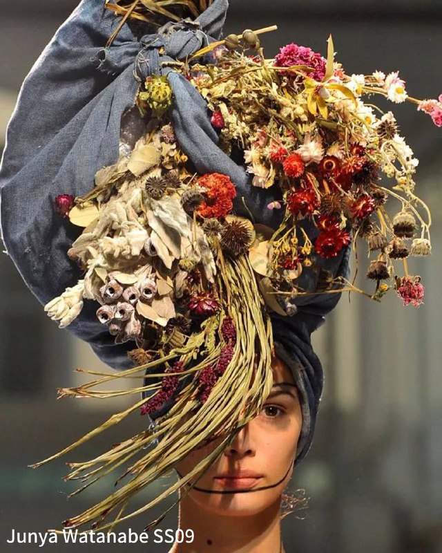 Кацуя Камо — японский стилист, превративший парикмахерское искусство в скульптуру и перформанс. Родился в 1965 году в Фукуоке, начал обучение в Японии, затем работал в Париже с Тэцуя Тамурой. Его стиль сочетал архитектурные формы и необычные материалы — зеркала, перья, латекс, пластик. Вернувшись в Токио в 1996 году, Камо сотрудничал с дизайнерами Джунья Ватанабе (у моего Саши на канале был пост) и Джуном Такахаши, создавая авангардные головные уборы, стирающие грани между аксессуаром и искусством. Его работы для Ватанабе включали металлические каркасы и яркие диски, а для Такахаши — перфорированные маски и короны из терновника.Международное признание пришло в 2007 году после сотрудничества с Карлом Лагерфельдом, для которого Камо создал венки и цветочные головные уборы из бумаги для коллекций Chanel.Камо продолжил экспериментировать с разнообразными материалами, создавая воздушные прически и футуристические головные уборы для дизайнеров, таких как Кико Костадинов. Он ушел в 2020 году, оставив наследие, которое объединяет моду, скульптуру и перформанс, превращая обычные материалы в поэзию и философию.Пост украден тутКацуя Камо — японский стилист, превративший парикмахерское искусство в скульптуру и перформанс. Родился в 1965 году в Фукуоке, начал обучение в Японии, затем работал в Париже с Тэцуя Тамурой. Его стиль сочетал архитектурные формы и необычные материалы — зеркала, перья, латекс, пластик. Вернувшись в Токио в 1996 году, Камо сотрудничал с дизайнерами Джунья Ватанабе (у моего Саши на канале был пост) и Джуном Такахаши, создавая авангардные головные уборы, стирающие грани между аксессуаром и искусством. Его работы для Ватанабе включали металлические каркасы и яркие диски, а для Такахаши — перфорированные маски и короны из терновника.Международное признание пришло в 2007 году после сотрудничества с Карлом Лагерфельдом, для которого Камо создал венки и цветочные головные уборы из бумаги для коллекций Chanel.Камо продолжил экспериментировать с разнообразными материалами, создавая воздушные прически и футуристические головные уборы для дизайнеров, таких как Кико Костадинов. Он ушел в 2020 году, оставив наследие, которое объединяет моду, скульптуру и перформанс, превращая обычные материалы в поэзию и философию.Пост украден тут