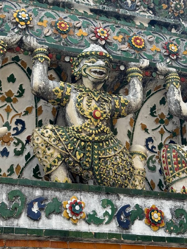 Не скажу, что я фанат туристических мест. Но! В Тайланде главные достопримечательности — это храмы. Поэтому походам по священным и популярным местам — быть!Wat Arun — Храм Утренней Зари в Бангококе. Больше всего меня зацепило украшение храма. Он украшен осколками китайской фарфоровой посуды и керамикой. По легенде, мрамор и фарфор, а также китайские статуэтки в храм попали с затонувшего тайского корабля, который занимался торговлей с поднебесной.А пока мы гуляем по Бангкоку, любимый пёпсик ждет нас в Паттайе 💖Не скажу, что я фанат туристических мест. Но! В Тайланде главные достопримечательности — это храмы. Поэтому походам по священным и популярным местам — быть!Wat Arun — Храм Утренней Зари в Бангококе. Больше всего меня зацепило украшение храма. Он украшен осколками китайской фарфоровой посуды и керамикой. По легенде, мрамор и фарфор, а также китайские статуэтки в храм попали с затонувшего тайского корабля, который занимался торговлей с поднебесной.А пока мы гуляем по Бангкоку, любимый пёпсик ждет нас в Паттайе 💖