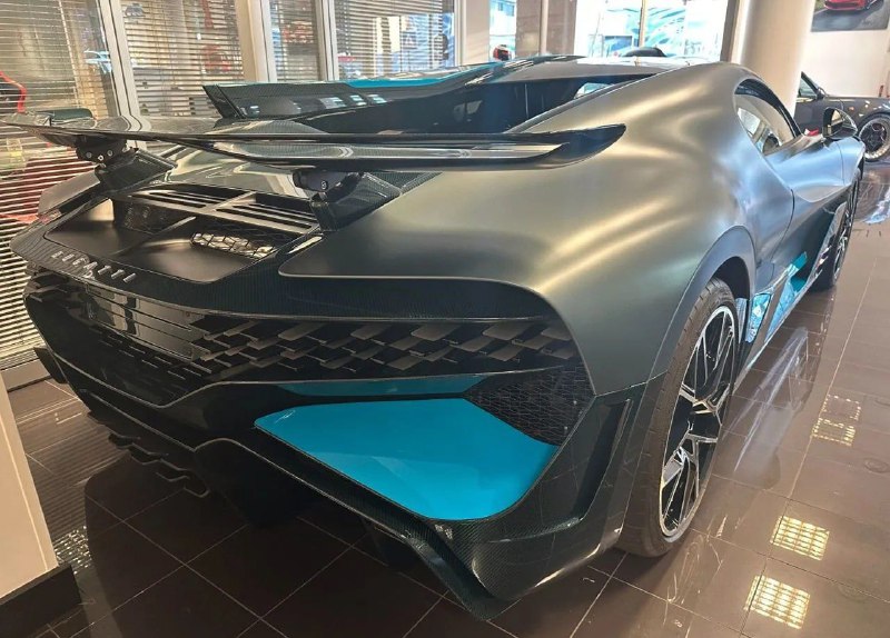 В России на продажу выставили Bugatti Divo за 1,12 млрд рублей 5