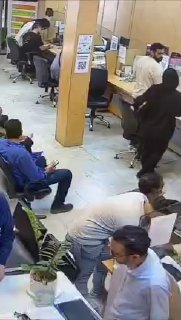 אף אחד לא השתחווה כאן, האנושות עמדה גבוה עובד הבנק לימד אותנו שיעור בחביבות.