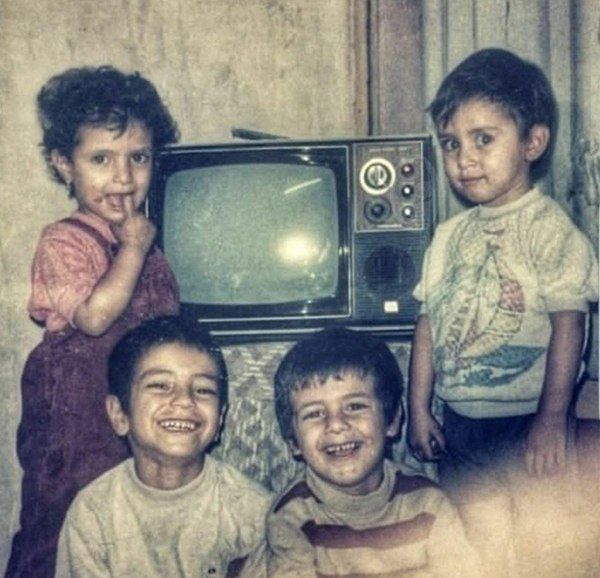 جهان قدیم: یک دوربین عکاسی یاشیکا داشتیم که سوغات مکه بود. حلقه های فیلم ۱۲ تایی یا دیگه نوع لاکچریش ، ۲۴ تایی و خیلی خیلی لاکچریش 