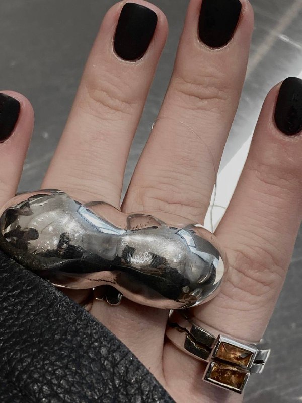 История знакомства с Машей🖤🖤🖤Мы только запустили бренд - сделали первую отгрузку в Poison. По факту, даже не запустили, так как ожидали появления украшений на сайте и в оффлайн. В инстаграме было 0 постов, 0 подписчиков (ну кроме команды конечно) и никаких анонсов.Маша была в Москве по работе, зашла в PD и увидела украшения нового бренда)Поставку только что получили и пока стилисты разбирались с ценами, Машуля примеряла новиночки)))Так у нас появился первый подписчик и взаимная любовь с первого взгляда - сначала знакомство в инсте, потом в Питере, ну и закрутилось завертелось)))Люблю 🖤🖤🖤История знакомства с Машей🖤🖤🖤Мы только запустили бренд - сделали первую отгрузку в Poison. По факту, даже не запустили, так как ожидали появления украшений на сайте и в оффлайн. В инстаграме было 0 постов, 0 подписчиков (ну кроме команды конечно) и никаких анонсов.Маша была в Москве по работе, зашла в PD и увидела украшения нового бренда)Поставку только что получили и пока стилисты разбирались с ценами, Машуля примеряла новиночки)))Так у нас появился первый подписчик и взаимная любовь с первого взгляда - сначала знакомство в инсте, потом в Питере, ну и закрутилось завертелось)))Люблю 🖤🖤🖤