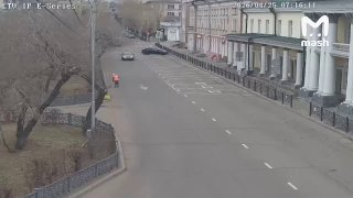 Бабушку-дворника сбили в Улан-Удэ прямо во время уборки улицы Куйбышева. Чёрная гранта двигалась по прямой, потом резко свернула и наехала на 73-летнюю работницу — от резкого удара женщина отлетела на забор. Её увезли в больницу с двумя переломами.❗ Не гру