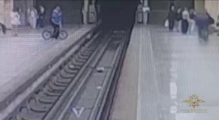 В Москве задержали 19-летнего велосипедиста за трюк на станции метро: он прыгнул с одной платформы на другую через пути, рассказали в пресс-службе МВД.На велосипедиста составили протокол по статье о нарушении требований транспортной безопасности. Ему грози