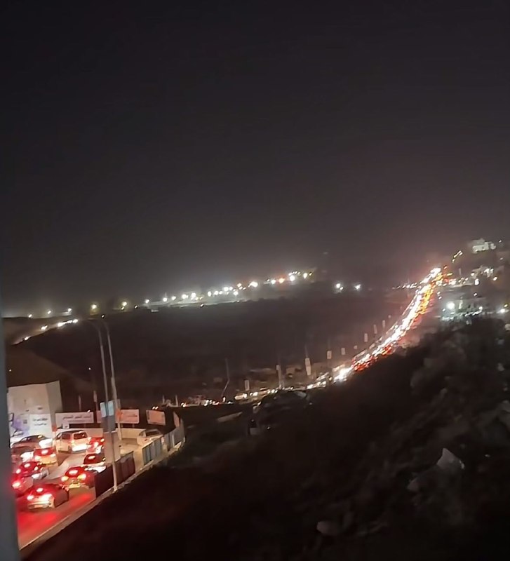 תמונה המתעדת את משבר התנועה שנגרם על ידי כוחות הכיבוש לאחר שסגרו את מחסום ג'בה מצפון לירושלים הכבושה