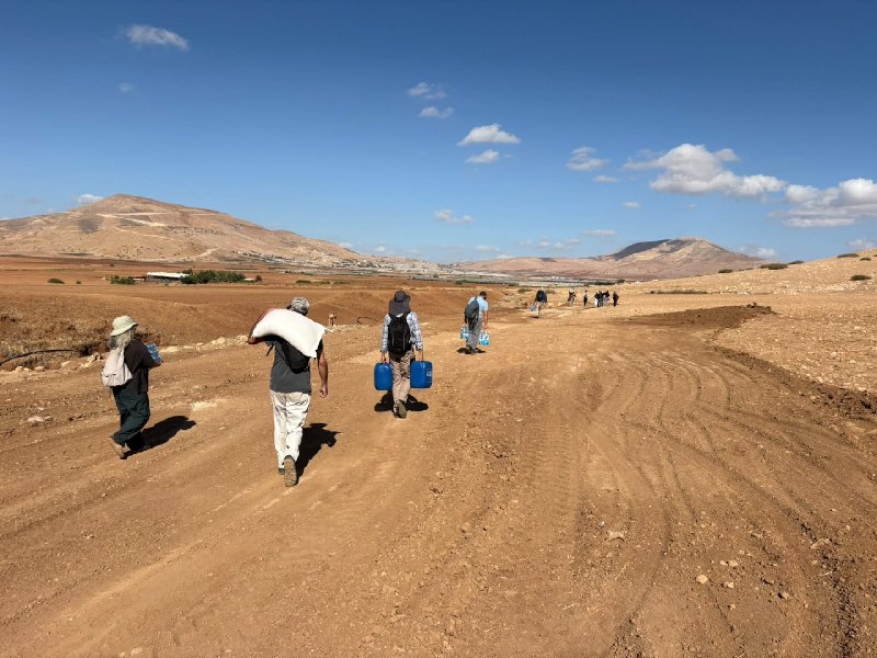Foreign solidarity activists are trying to reach the Ras al-Ahmar area, besieged and isolated by the occupation in the northern Jordan Valley.
