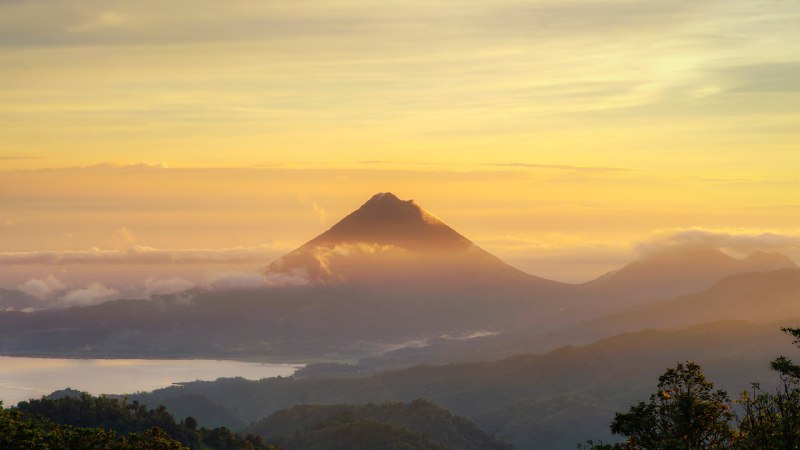 睡美人从蒙特维多看到的阿雷纳尔火山,哥斯达黎加 (© Lukas Bischoff/Getty Images)