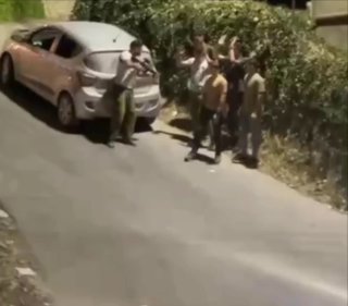 הוא ראה מתנחל חמוש מתפרע ועוצר מספר צעירים ליד העיירה בית אומר, מצפון לחברון.